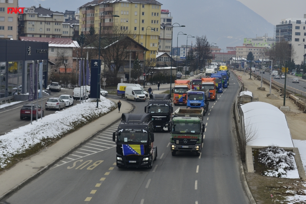 Kolona Kamiona Na Ulicama Sarajeva Trubila U Znak Protesta Zbog Brojnih