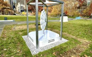 Foto: Ustupljena fotografija / Spomenik Cvijet Srebrenice ispred UN-u