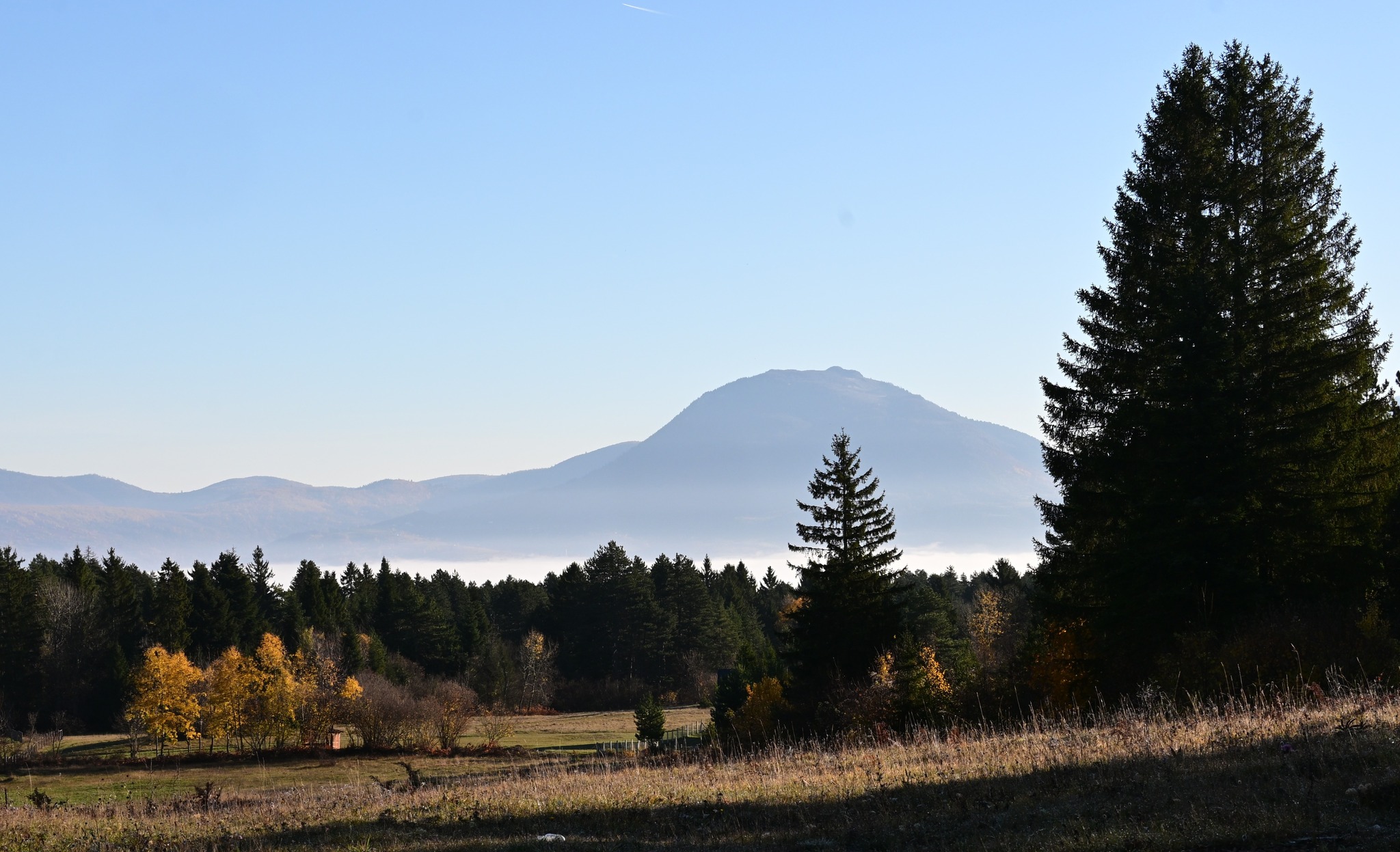 Jutros po kotlinama Bosne i uz riječne tokove preovladava magla i niska naoblaka, a u ostatku zemlje pretežno sunčano