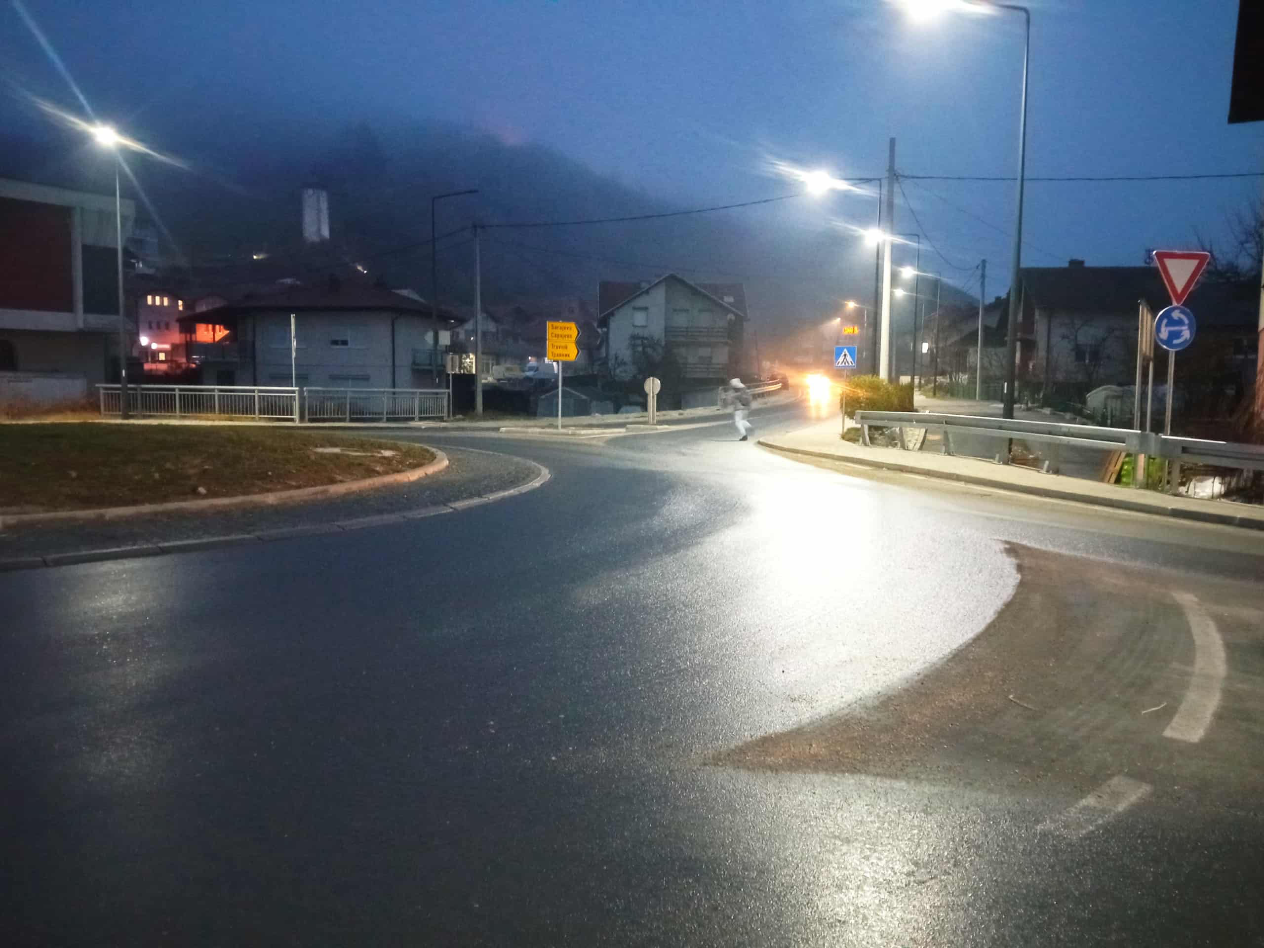 Magla smanjuje vidljivost – kolovoz mjestimično vlažan