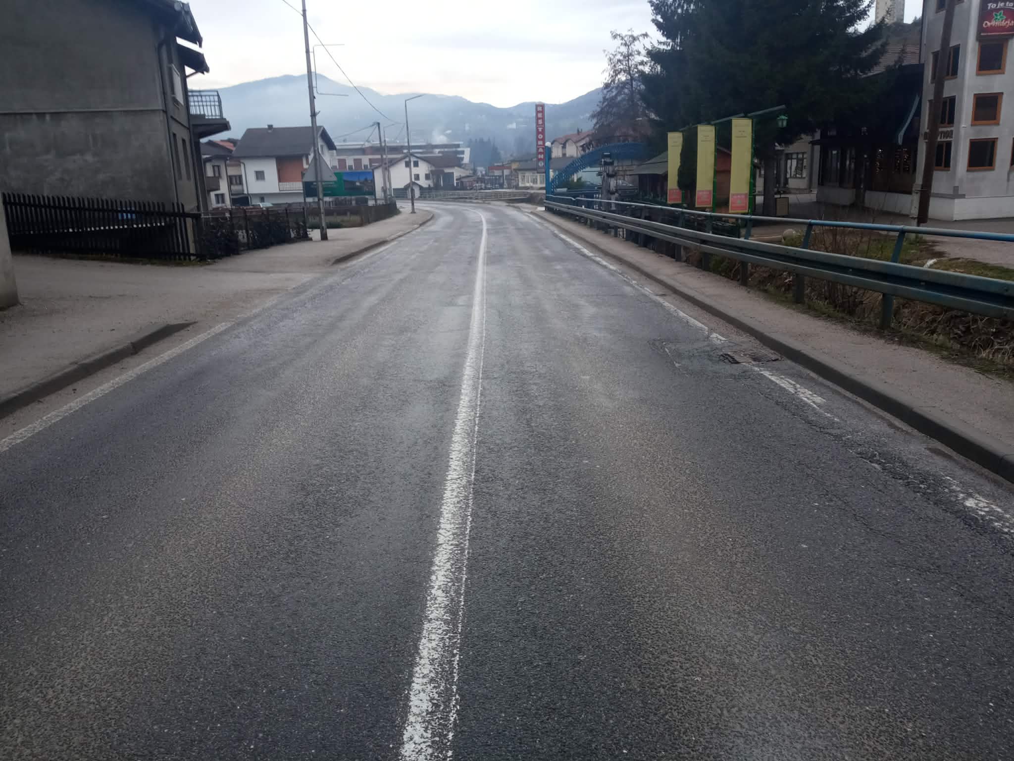 STANJE NA PUTEVIMA : Kolovozi su pretežno mokri ili vlažni