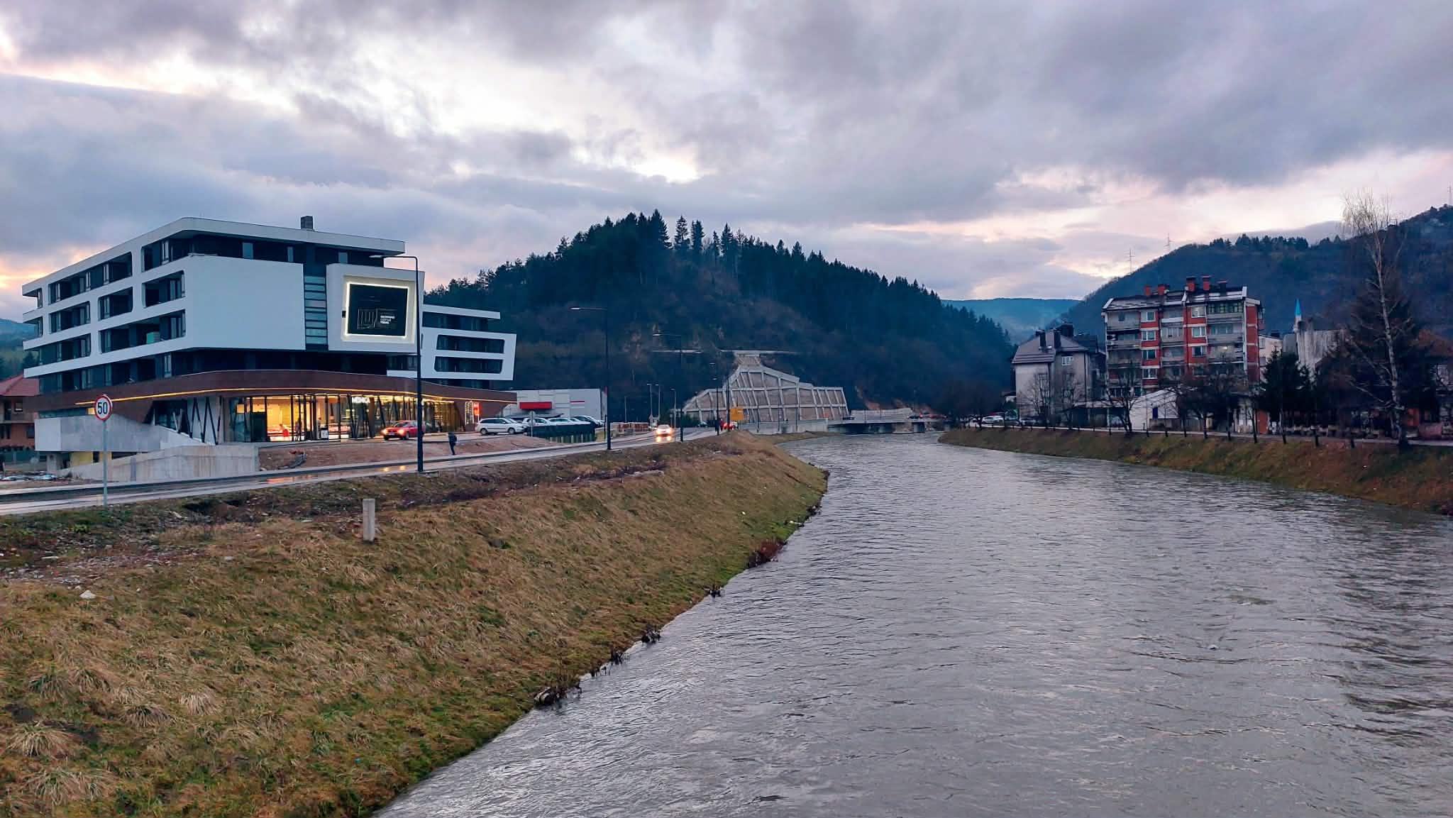 Pretežno oblačno sa kišom, na planinama snijeg
