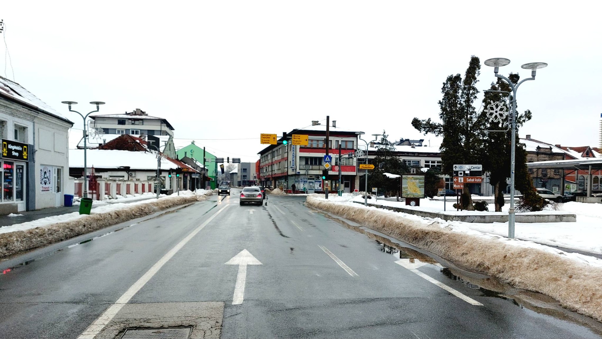 Zbog intenzivnih snježnih padavina u višim predjelima Bosne i Hercegovine, saobraća se otežano i usporeno