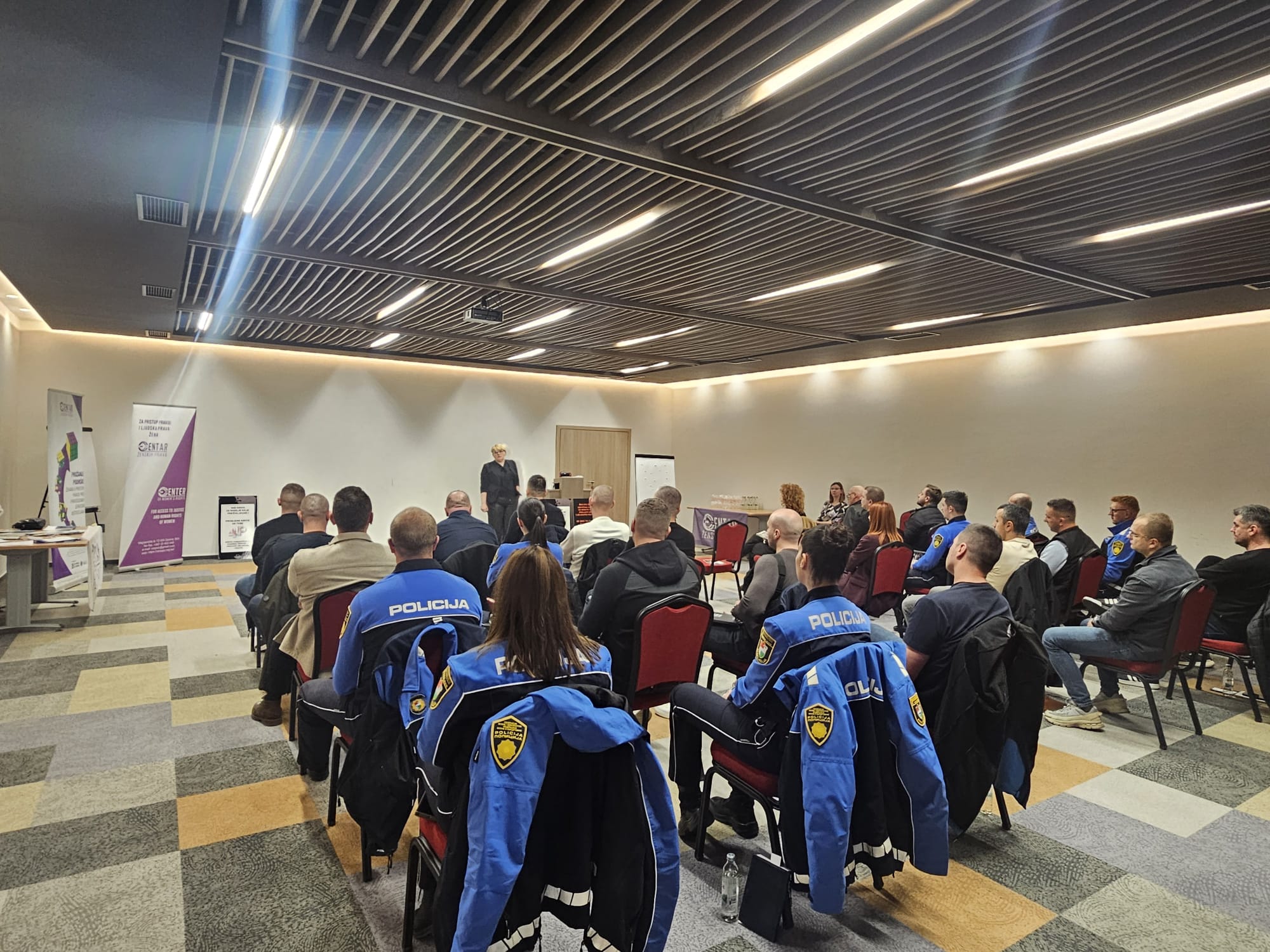 Održana edukacija policijskih službenika na temu: „Od prijave do nasilja, prava žrtava nasilja u porodici i institut Osobe od povjerenja“