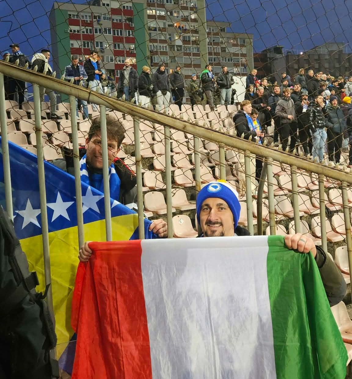 Prije utakmice – gest koji je oduševio: Navijači razmijenili zastave