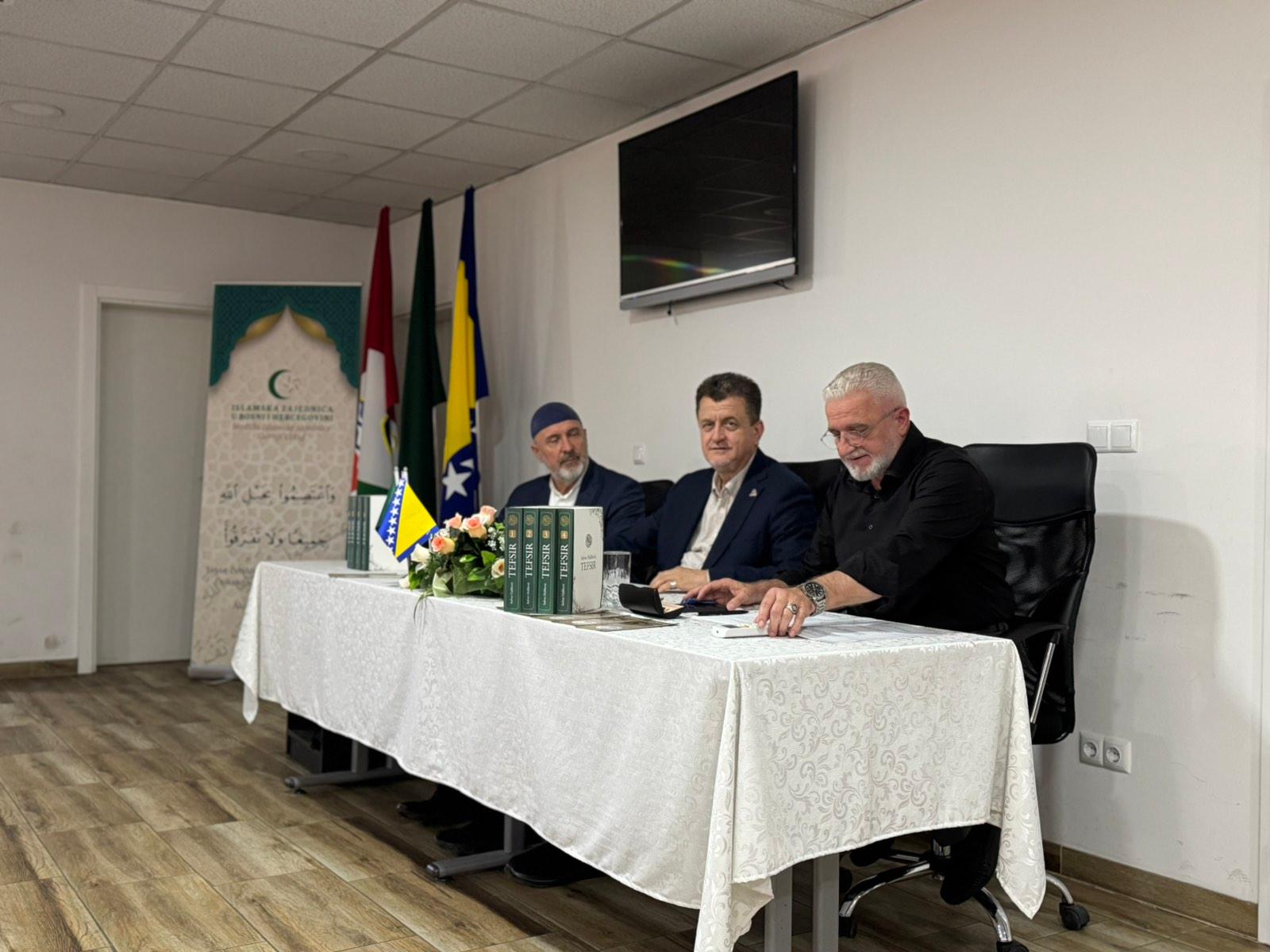 Gornji Vakuf – Uskoplje : Promovisan “Tefsir-tumačenje Kur'ana Časnog” autora hfz. prof. dr. Safveta Halilovića