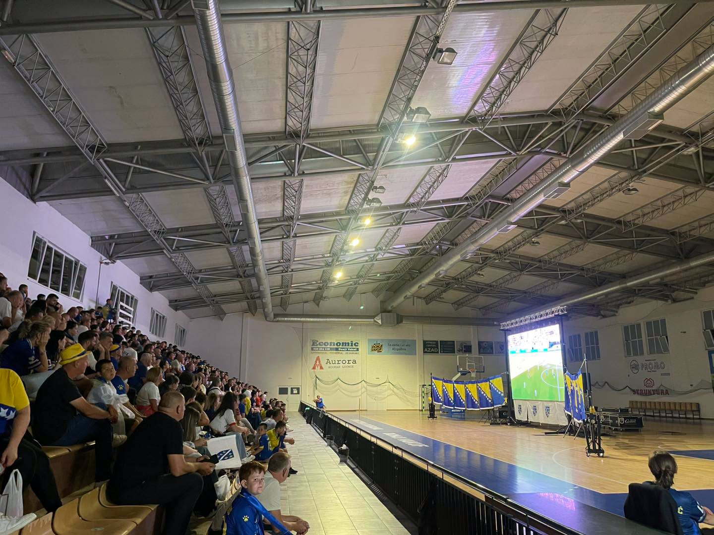 Hvala svim građanima koji su sinoć svojim dolaskom ispunili Sportsku dvoranu Donji Vakuf