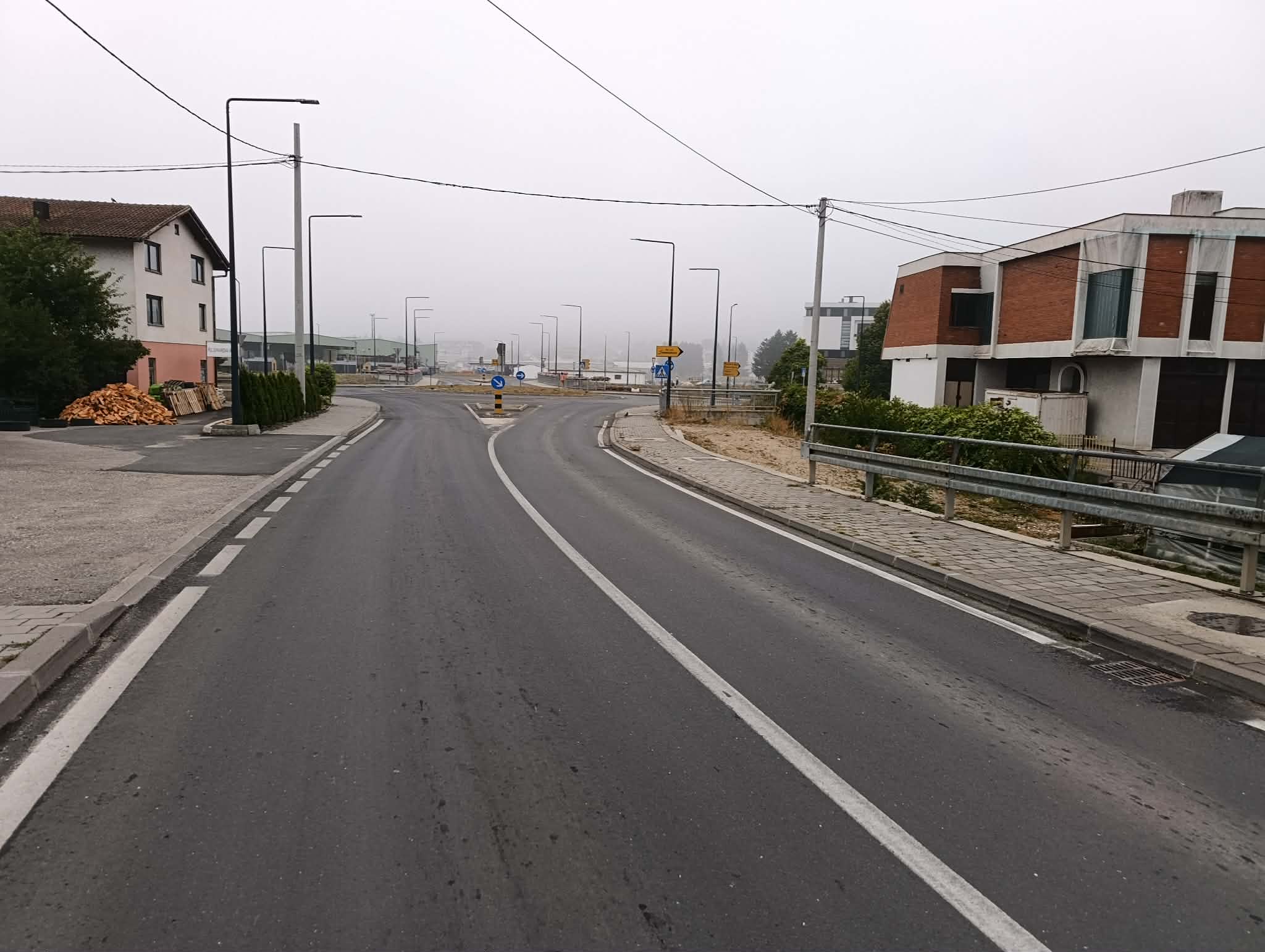 Na pojedinim dionicama u kotlinama i uz riječne tokove vidljivost je smanjena zbog magle