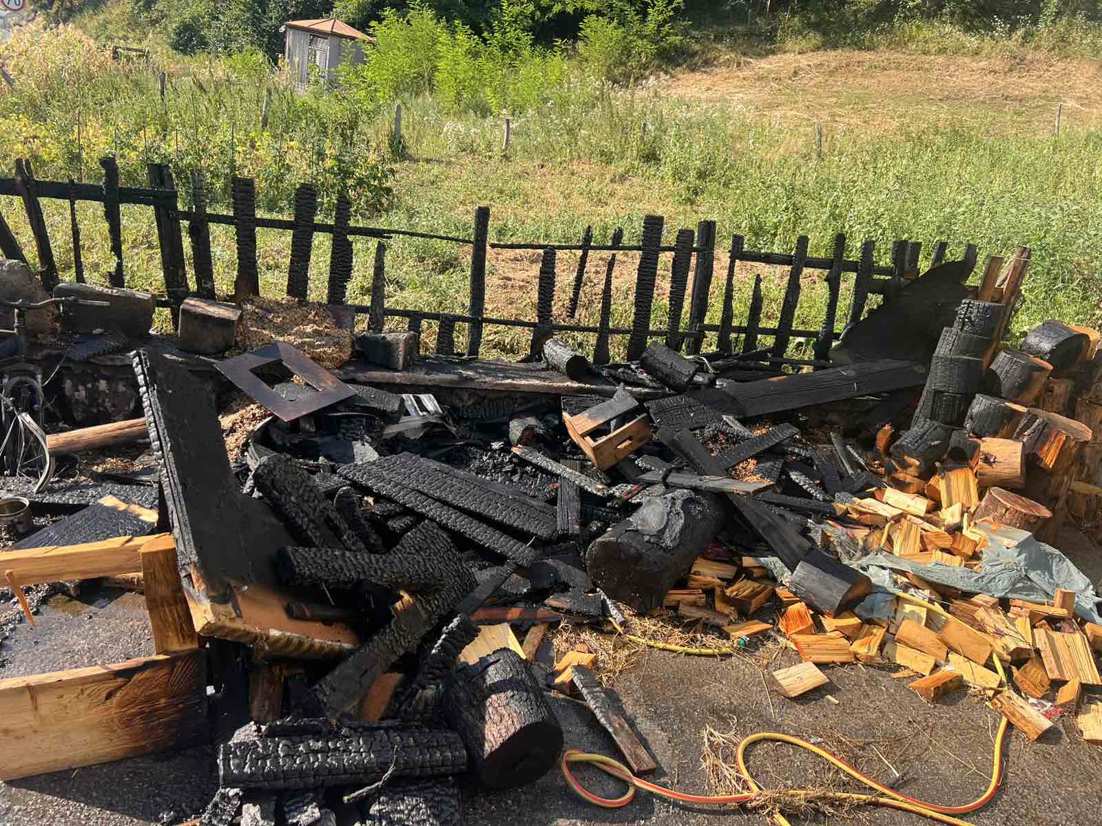 Brzom intervencijom naših vatrogasaca ugašen požar u naselju Rahmani : Gorjeli garaža i šupa