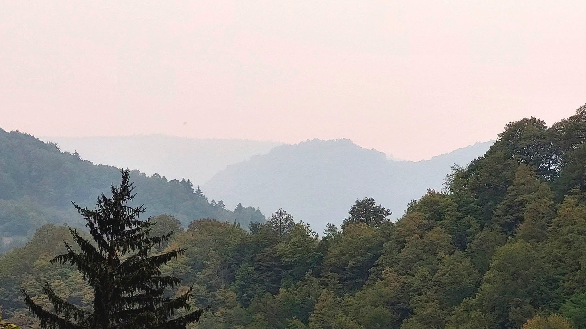 Umjereno do oblačno vrijeme, uz kišu i lokalne pljuskove sa grmljavinom
